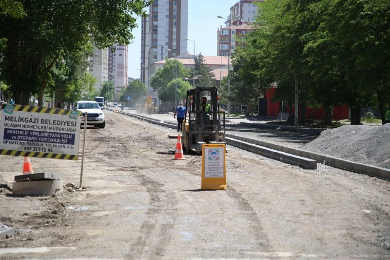 Aydınlıkevler Mahallesi alt yapı ve üst yapı çalışmaları ile yenileniyor
