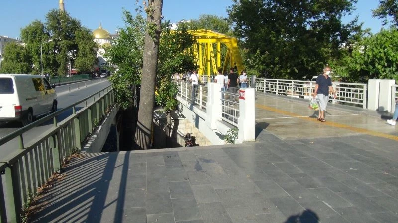 Merdivenlerden düşen adam hastanede yaşamını yitirdi
