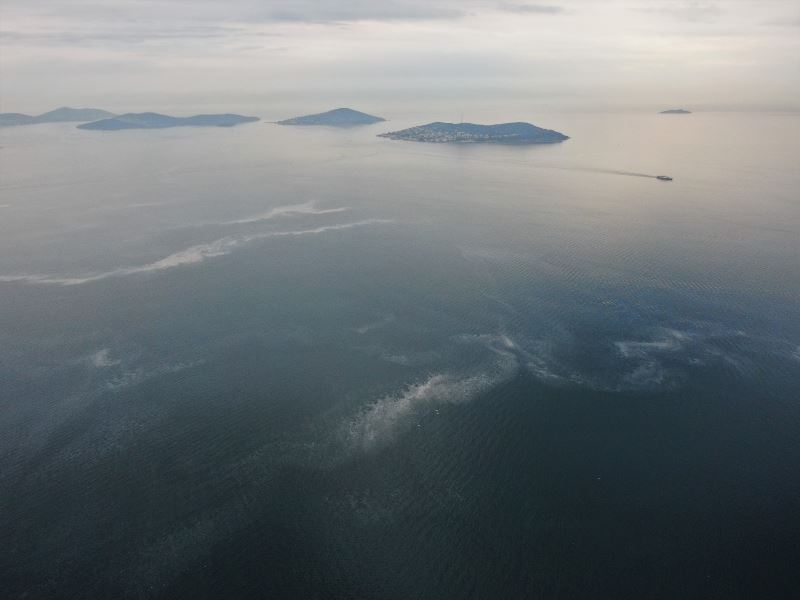 Sahilden adalara uzanan müsilaj tabakası drone ile görüntülendi
