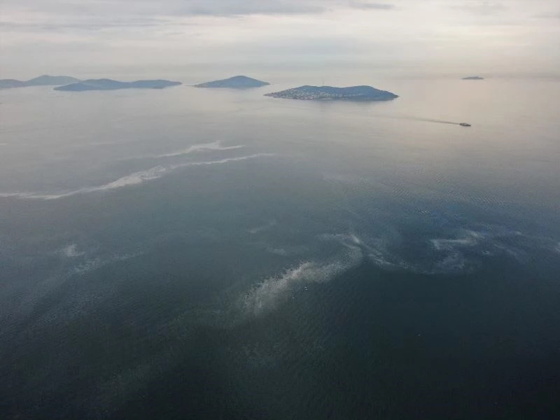 Sahilden adalara uzanan müsilaj tabakası drone ile görüntülendi
