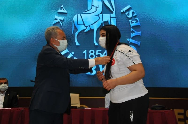 Akşehir Belediyesi’nden dünya üçüncüsü halterciye altın
