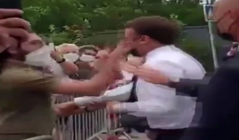 Fransa Cumhurbaşkanı Emmanuel Macron, ülkenin Tain-l’Hermitage kasabasında bir kişi tarafından tokatlandı.
