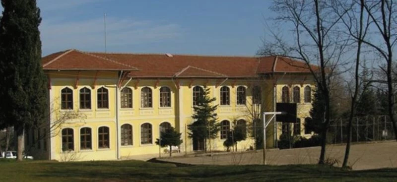 Rıfat Ilgaz’ın da görev yaptığı ilkokulun mimari tarihine not düştüler
