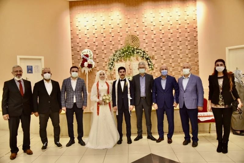 Yasin Özlü, çiftlerin nikahlarına katılıyor
