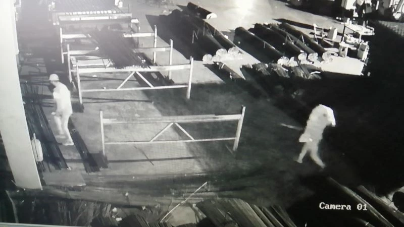 100 bin liralık malzemeleri çalıp kayıplara karıştılar: O anlar kamerada
