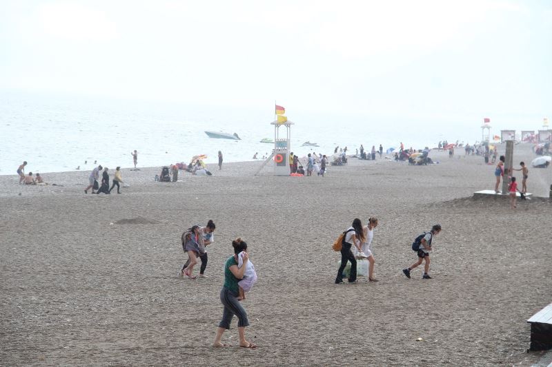 Dünyaca ünlü sahildeki tatilcilere yaz yağmuru sürprizi
