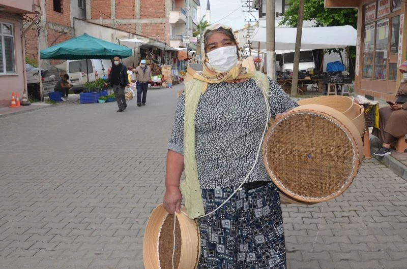 El yapımı kalbur ve eleklerini köy köy gezerek satıyor
