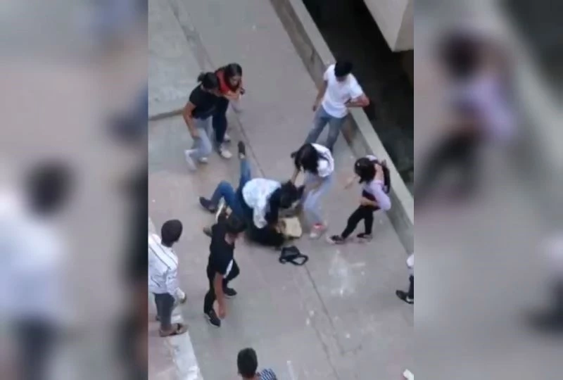 (Özel) Kızların kavgasını erkekler uzaktan izledi
