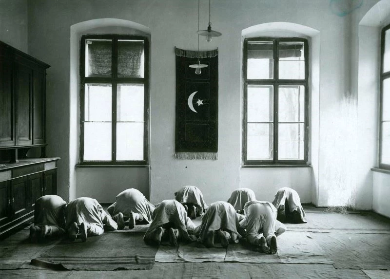 (Özel) Galiçya’daki Türk askerlerinin namaz kılarken çekilen fotoğrafları 104 yıl sonra ortaya çıktı
