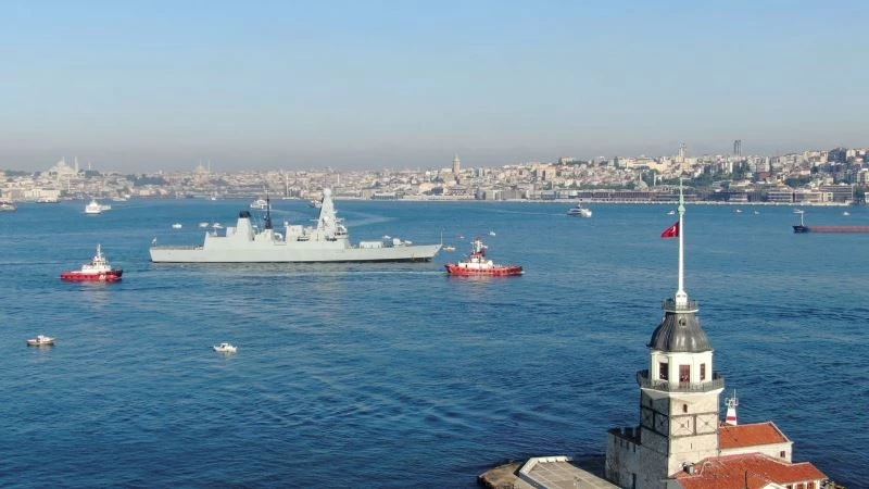 İngiliz savaş gemisi  Sarayburnu’na demirledi
