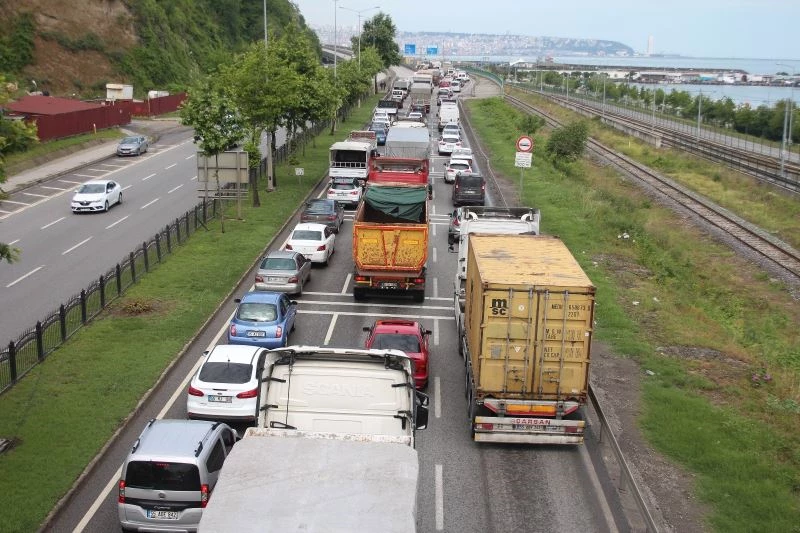Viyadük üzerinde 3 araç çarpıştı, trafik felç oldu
