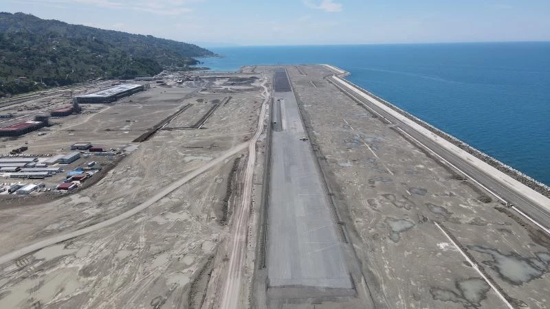 Uçak pisti, terminal binaları ve çay bardağı şeklindeki kule kendini göstermeye başladı
