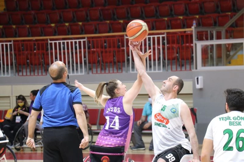 Kadın engelli basketbolcular erkekler liginde mücadele veriyor
