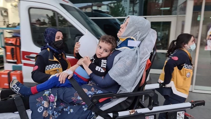 Kazada yaralanan çocuğu eldivenle yaptıkları balonla sakinleştirdiler
