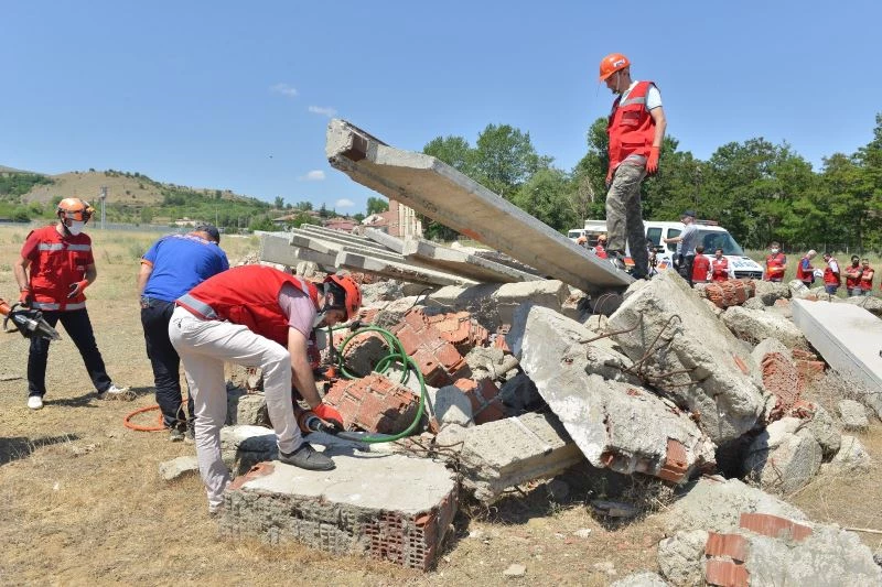Eğitimcilerden gerçeği aratmayan deprem tatbikatı
