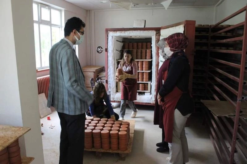 Kaymakam Kaçmaz Kadın Kooperatifi Üretim Atölyesi’nde incelemelerde bulundu
