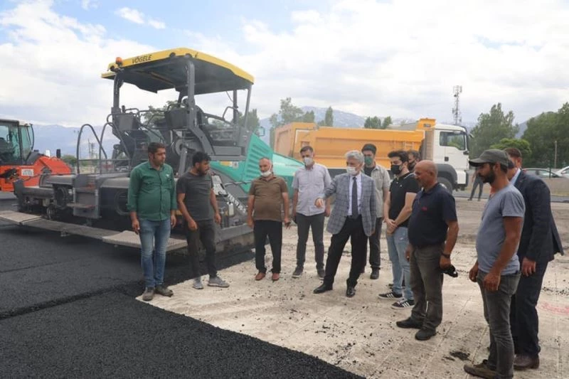 Okul bahçelerindeki tören alanları sıcak asfalt ile kaplanıyor
