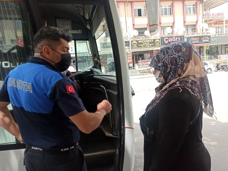 Dilenciyi suç üstü yapan zabıta şahsı toplu ulaşım aracına bindirip ilçeden çıkardı
