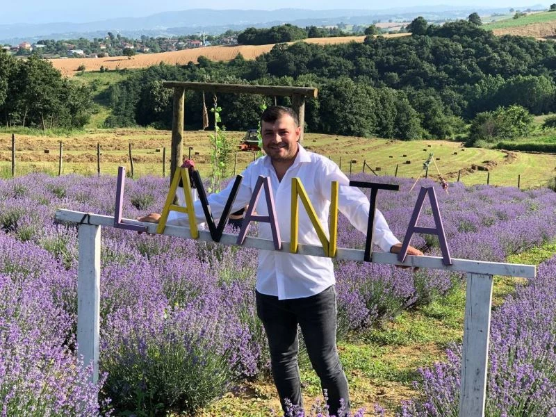 Fotoğraf karelerinin vazgeçilmezi lavanta tarlasına yoğun ilgi
