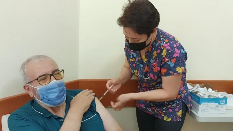 Büşra hemşireden ’aşı kampanyasına katılın’ çağrısı
