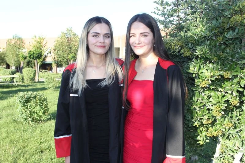 Tıp fakültesinden mezun olan ikizler, bölüm birinciliğini paylaştı
