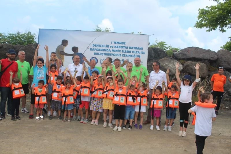 Görele’de çocuklara olta takımı dağıtıldı
