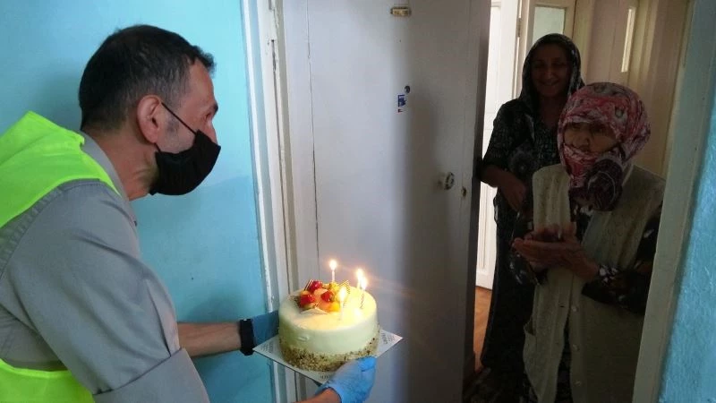 123 yaşına giren Ayşe nineye sürpriz doğum günü
