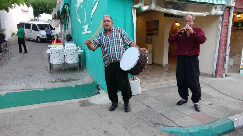 Kısıtlamaya davul zurna ile veda ettiler
