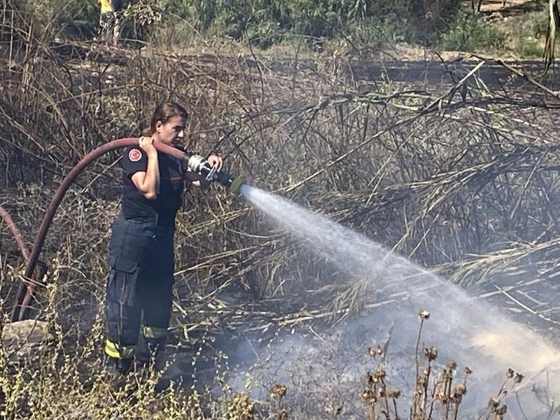 Kadın itfaiye erinin yangınla imtihanı
