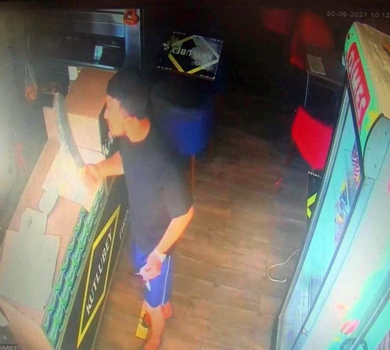 İstediği böreği alamayınca satırla saldırdı
