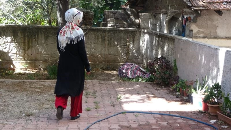 Bahçede kilime sarılı halde buldukları kadını uyandıramayınca polisi aradılar
