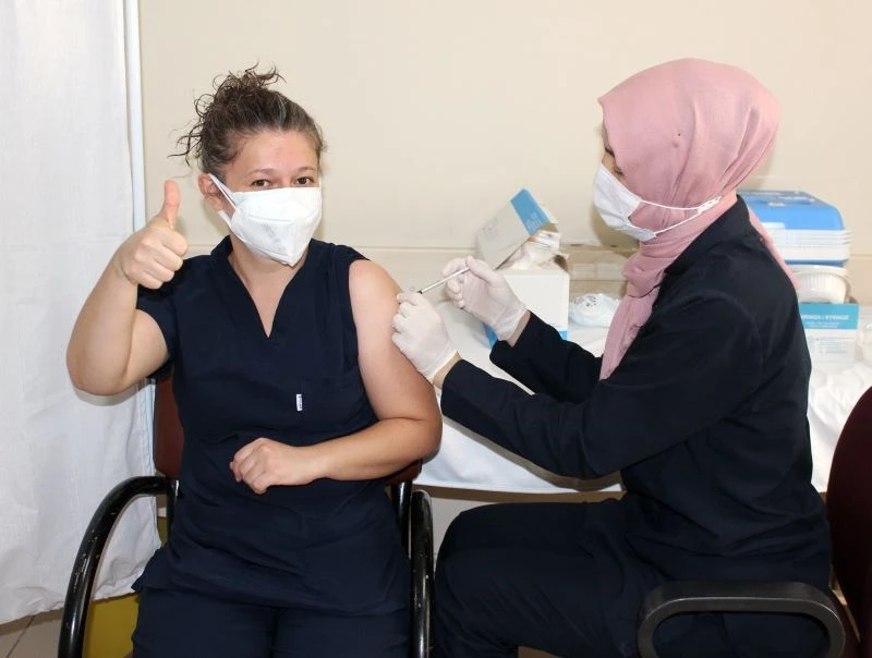 Sağlık çalışanlarına 3. doz aşıları uygulanıyor
