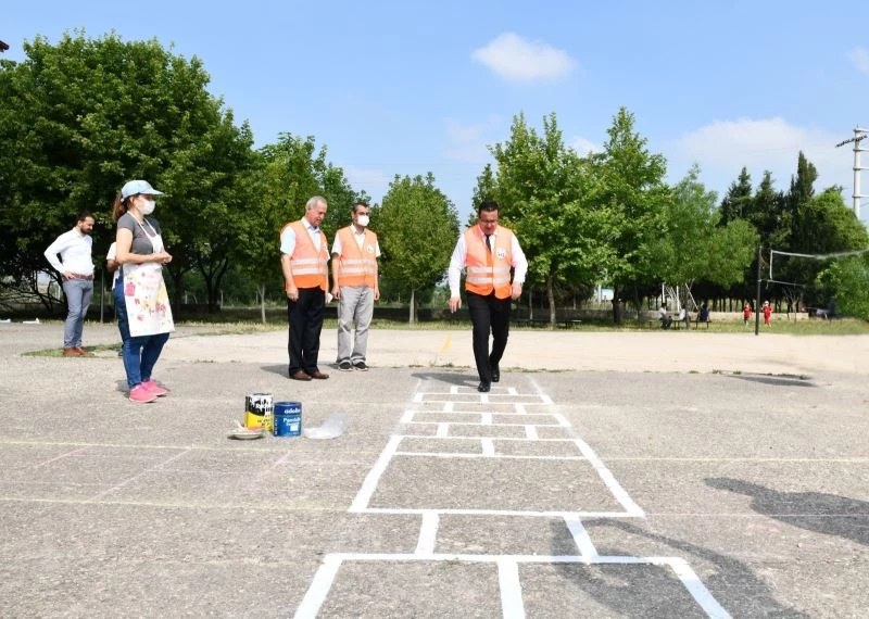 Başkan okulu boyadı, çocuklarla seksek oynadı
