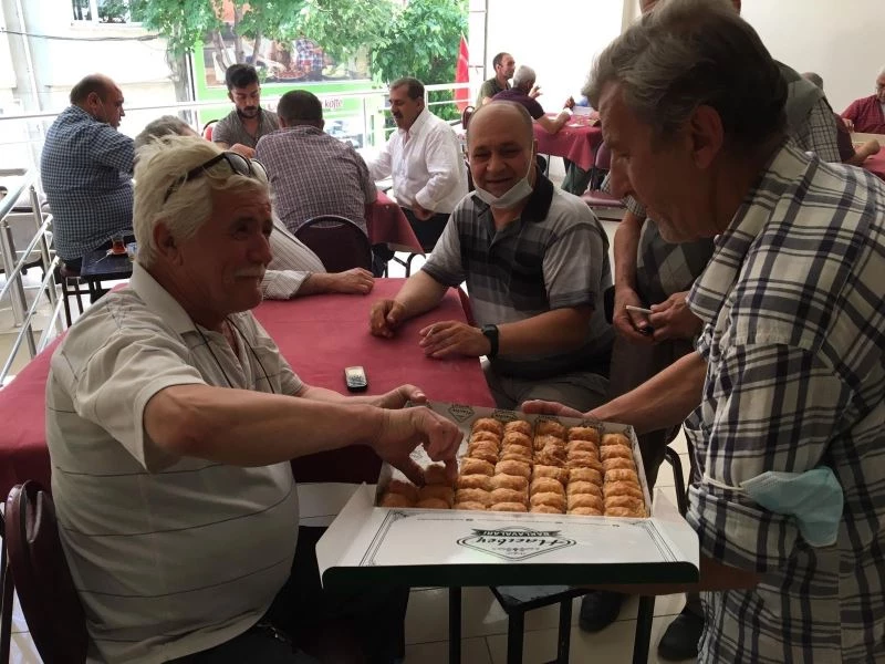 Kahvehanelerde oyun yasağının kalkmasını böyle kutladı
