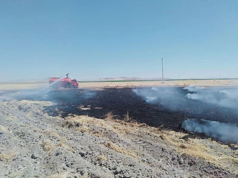 Kopan elektrik teli tarladaki saman balyalarını küle çevirdi
