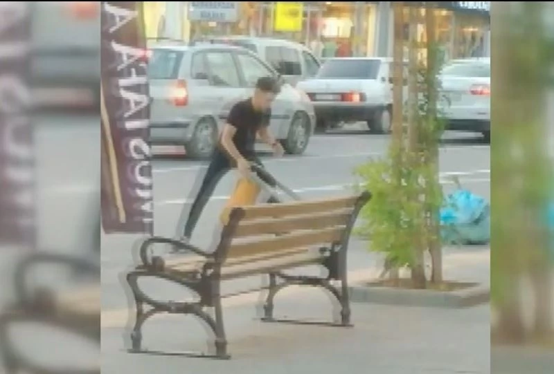 Kaldırımdaki çöp kutusunu söküp götürdü
