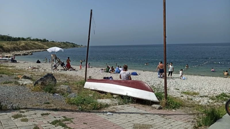 Kısıtlamalar bitti, o günlerin stresini denize girerek attılar
