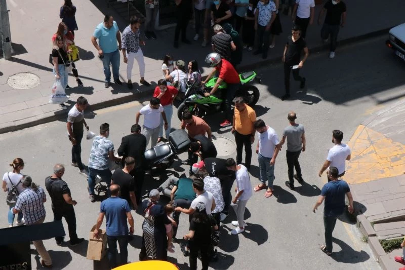 Motosikletli kuryenin 8 yaşındaki kıza çarptığı an kamerada
