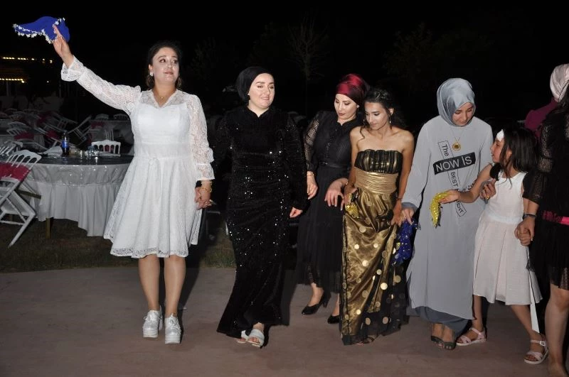 Pandemide sıkılan kadınlar matinede kurtlarını döktü
