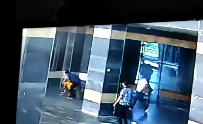 Doktorların yumruklu kavgası kamerada
