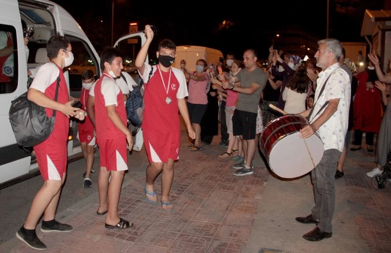 Şampiyonlara davullu-zurnalı karşılama
