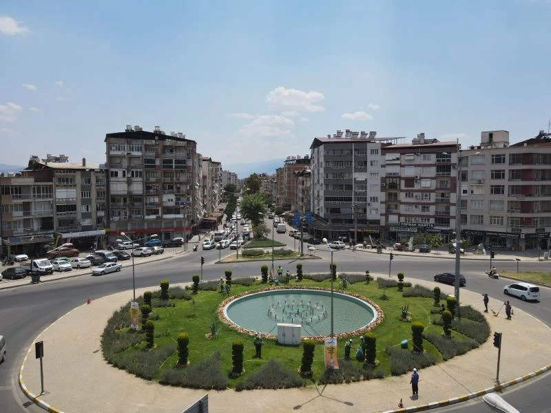 Nazilli Belediyesi kavşak ve refüjleri bakıma aldı
