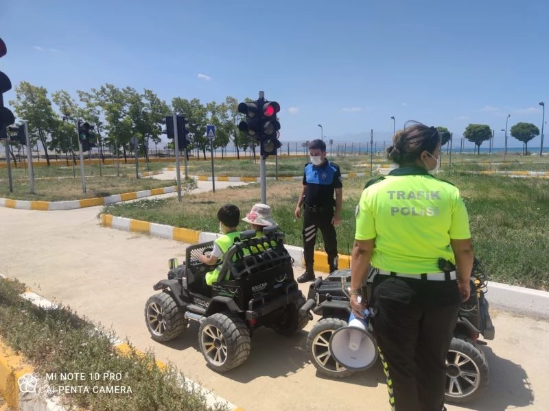 Polisten kreş ve bakımevinde kalan miniklere trafik kuralları
