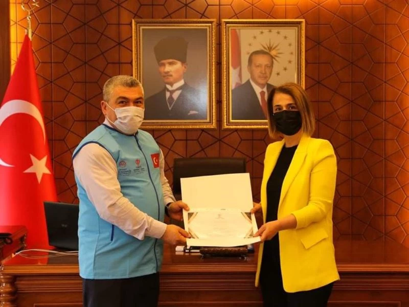 Vali Becel, Diyanet Vakfına kurban bağışında bulundu
