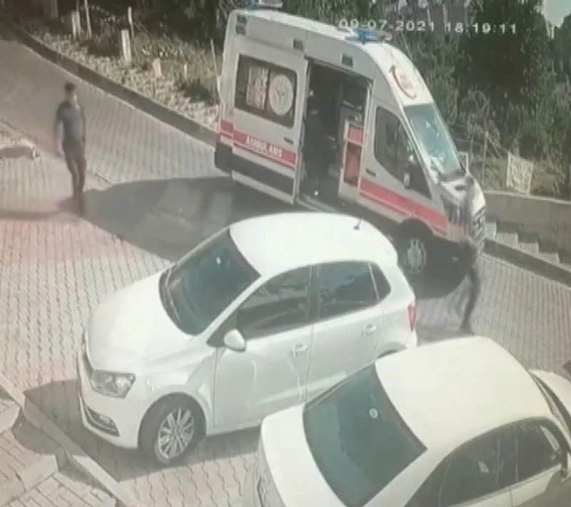  Kağıthane’de yokuş aşağı kayan kamyonet devrildi: 1 yaralı
