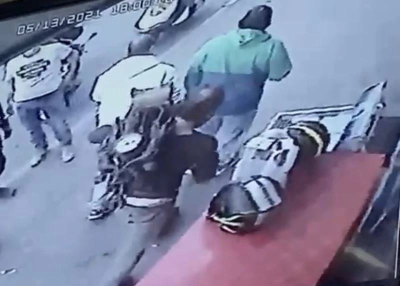  Çaldıkları antikayı bayrağa sarıp taşıdılar
