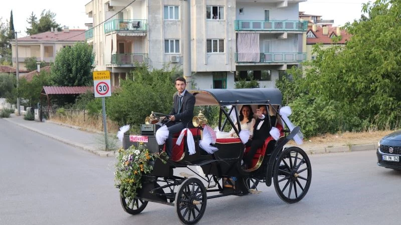 Babasının yaptığı elektrikli faytonla dünya evine girdiler
