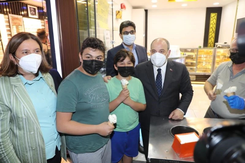 Dondurmacıda Bakan Varank’ı gören vatandaşlar şaşkınlıklarını gizleyemedi
