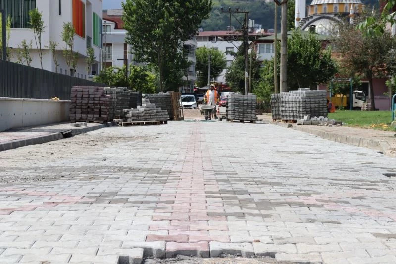 İzmit Belediyesi Yeşilova’da parkeleri yeniliyor
