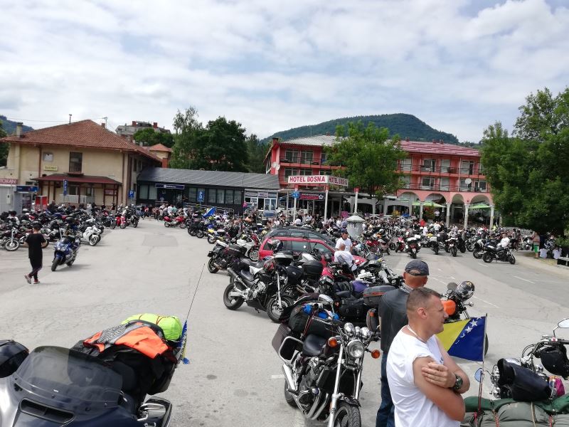 Yüzlerce motorcudan Srebrenitsa kurbanlarının anısına 